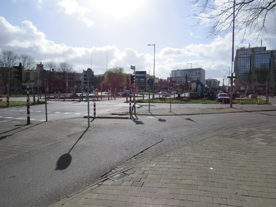 906898 Gezicht op het verkeersplein bij het Paardenveld (links) te Utrecht, vanaf de Amsterdamsestraatweg.